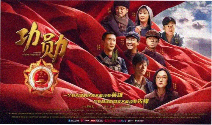 层叠梯田在清晨薄雾里的等高线纹理